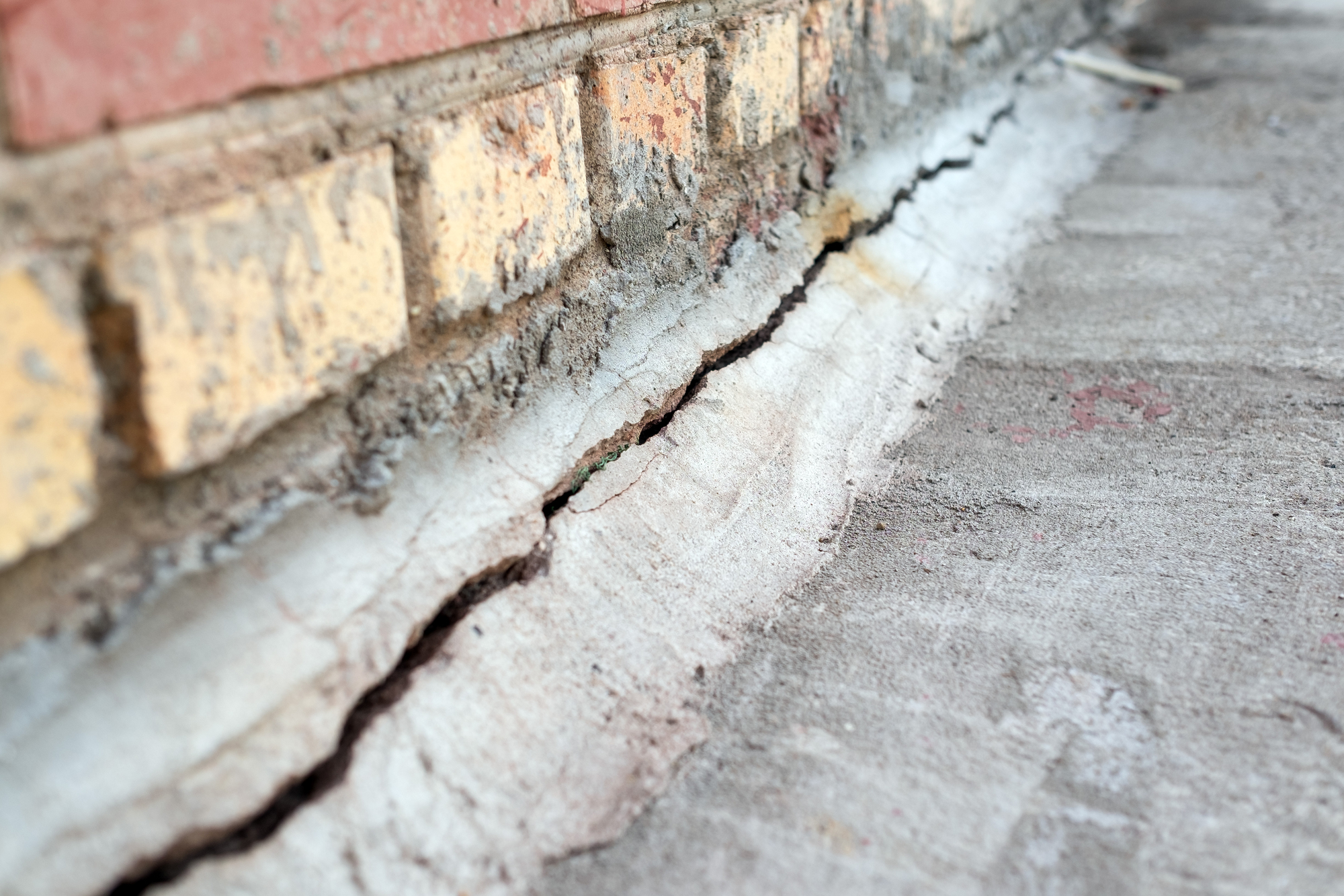 Horizontal crack in a concrete foundation footing